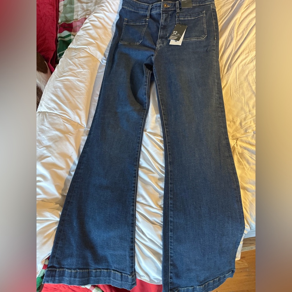 Primark . 12. New w tags. Mid rise flare. Front pocket . Great price !